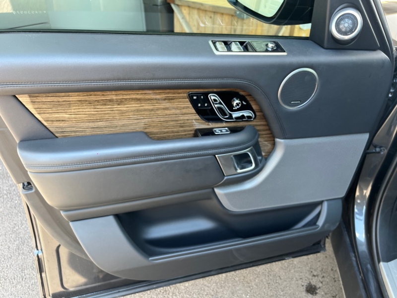 Image LAND-ROVER Range Rover 2.0 P400e 404ch Vogue SWB Mark VIII