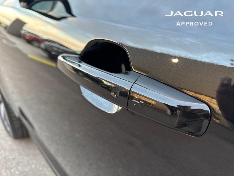 Image JAGUAR E-Pace P300e PHEV 309ch R-Dynamic HSE